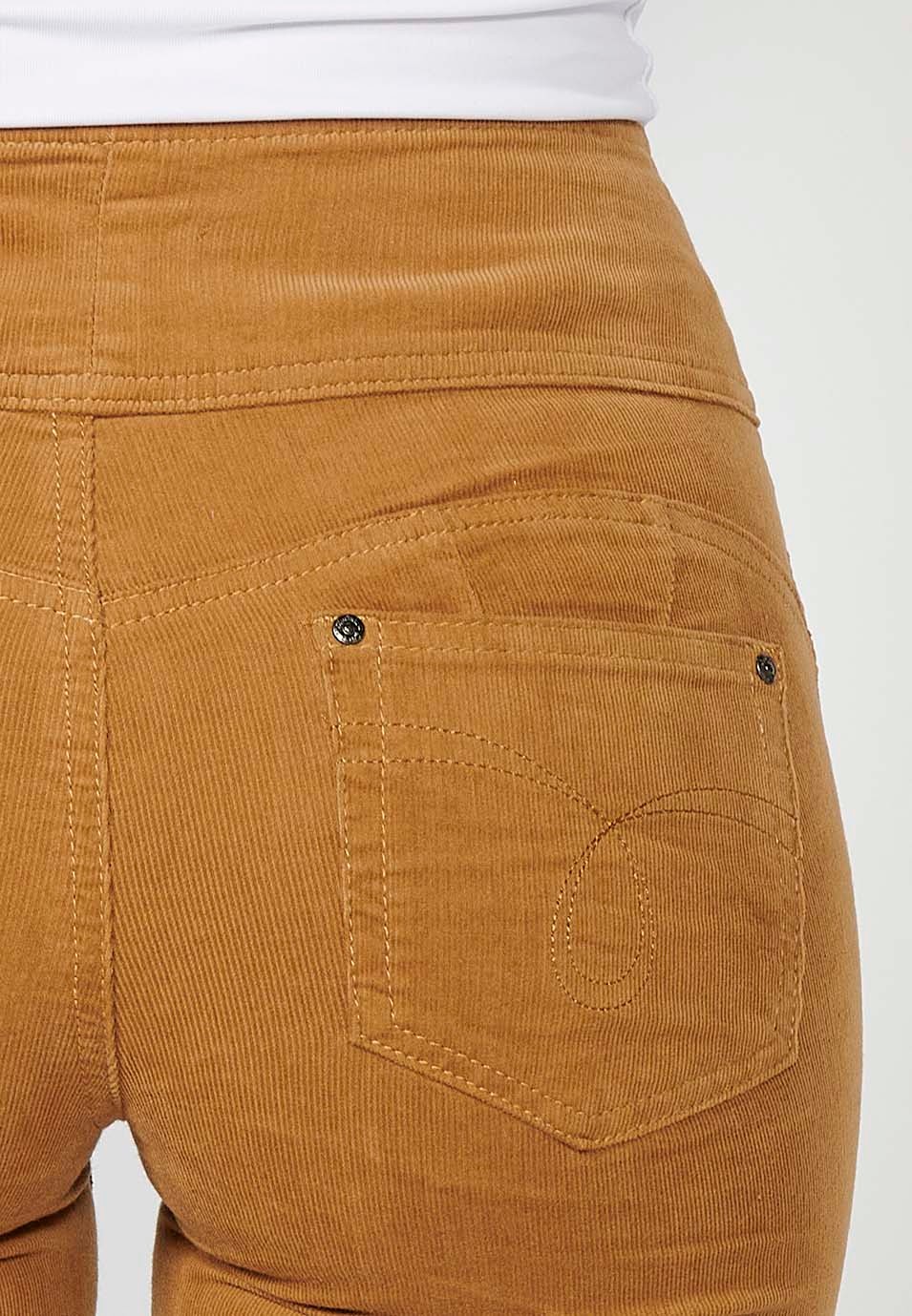 Pantalón pana cinco bolsillos ajustado efecto push up y estilo corset con cintura fajín de color camel para mujer