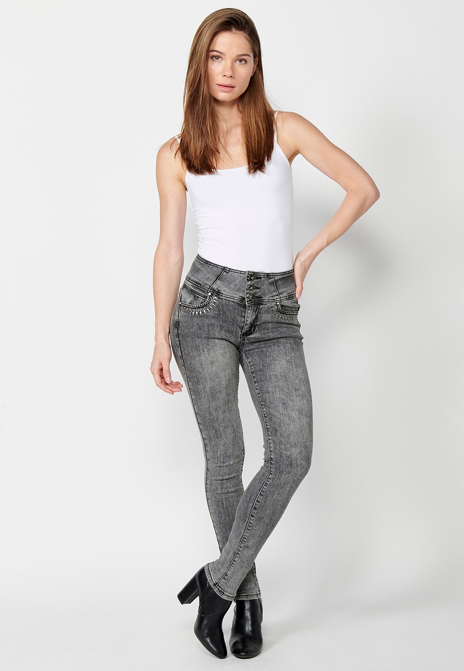 Pantalon push-up en jean coupe slim avec cinq poches et ceinture à la taille avec détails brodés et applications métalliques pour femme en gris