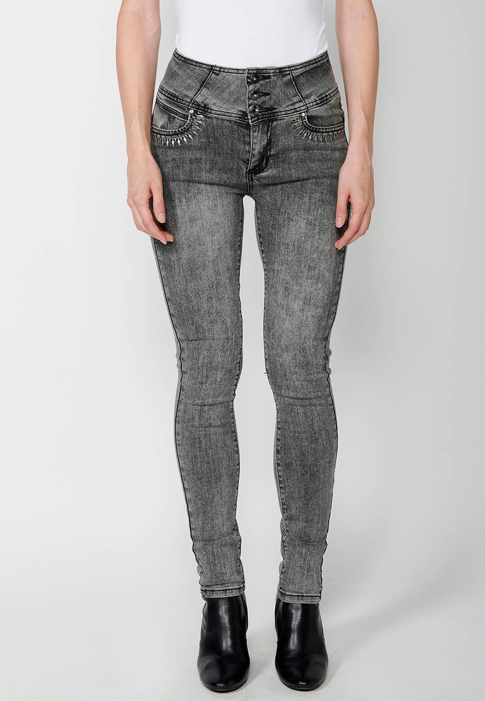 Pantalon push-up en jean coupe slim avec cinq poches et ceinture à la taille avec détails brodés et applications métalliques pour femme en gris