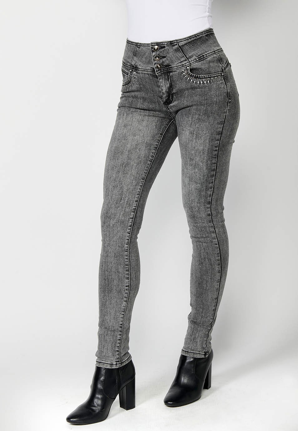 Pantalon push-up en jean coupe slim avec cinq poches et ceinture à la taille avec détails brodés et applications métalliques pour femme en gris