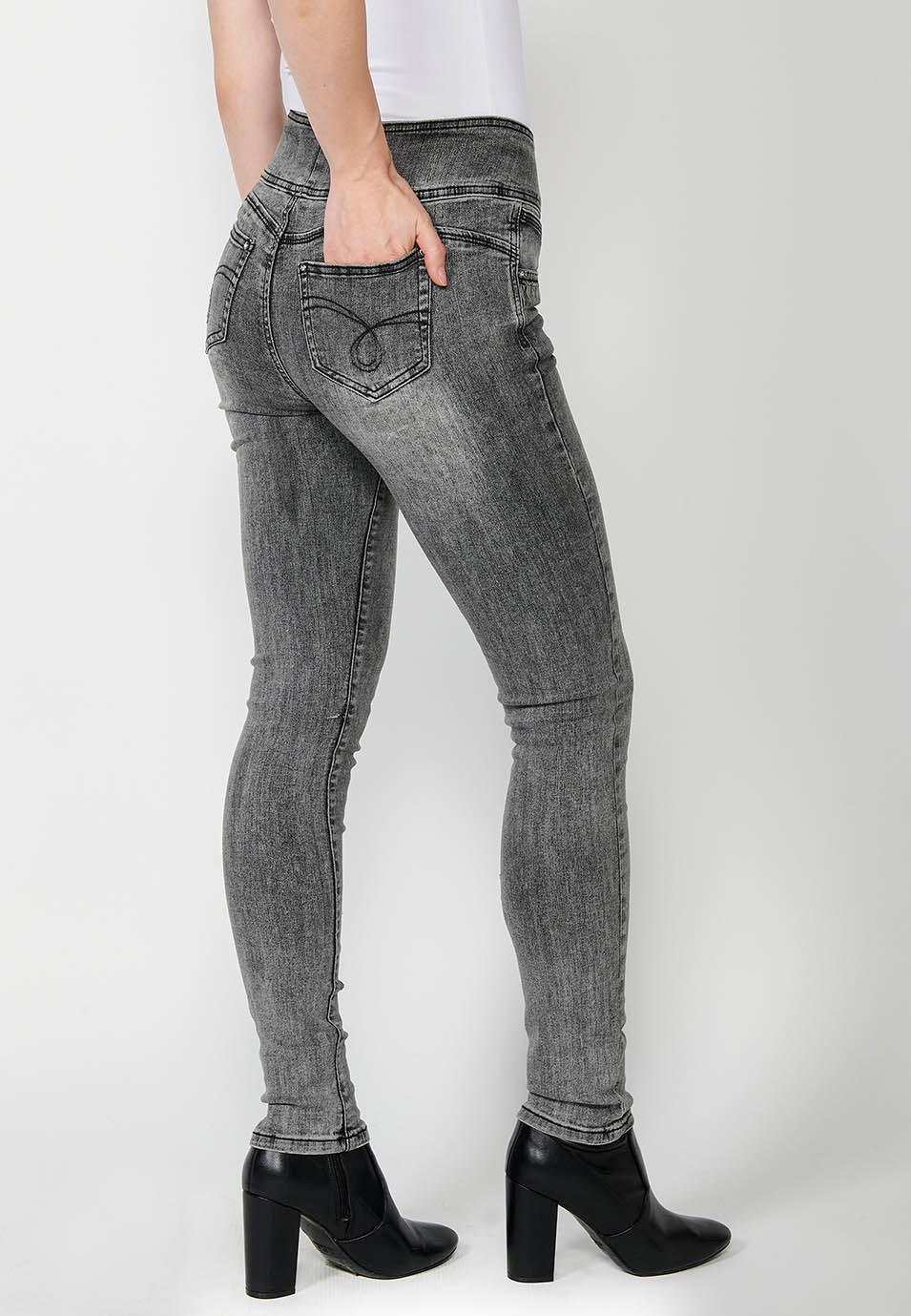 Pantalon push-up en jean coupe slim avec cinq poches et ceinture à la taille avec détails brodés et applications métalliques pour femme en gris