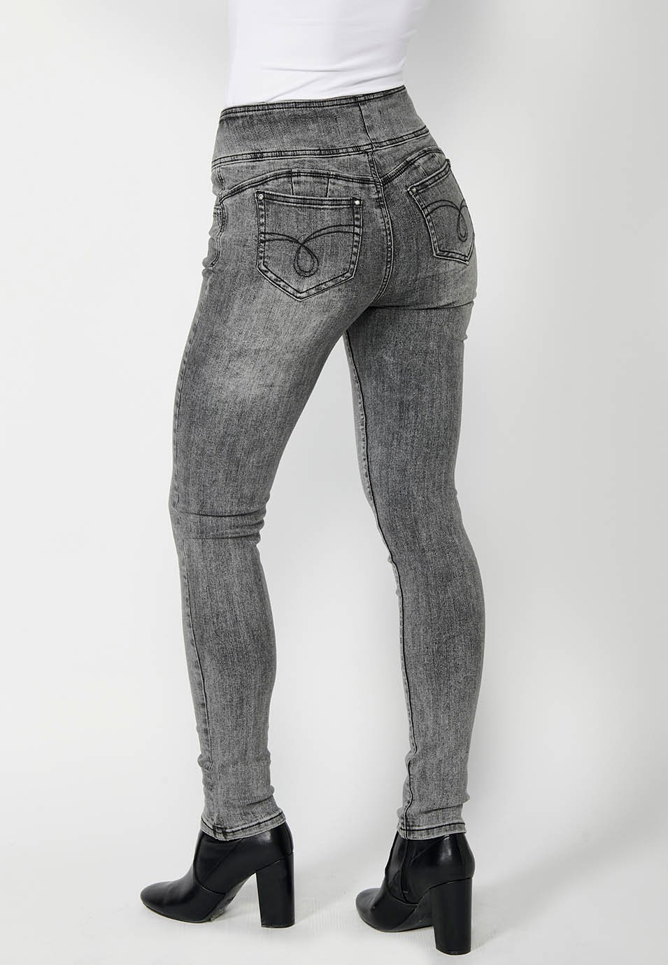 Pantalon push-up en jean coupe slim avec cinq poches et ceinture à la taille avec détails brodés et applications métalliques pour femme en gris