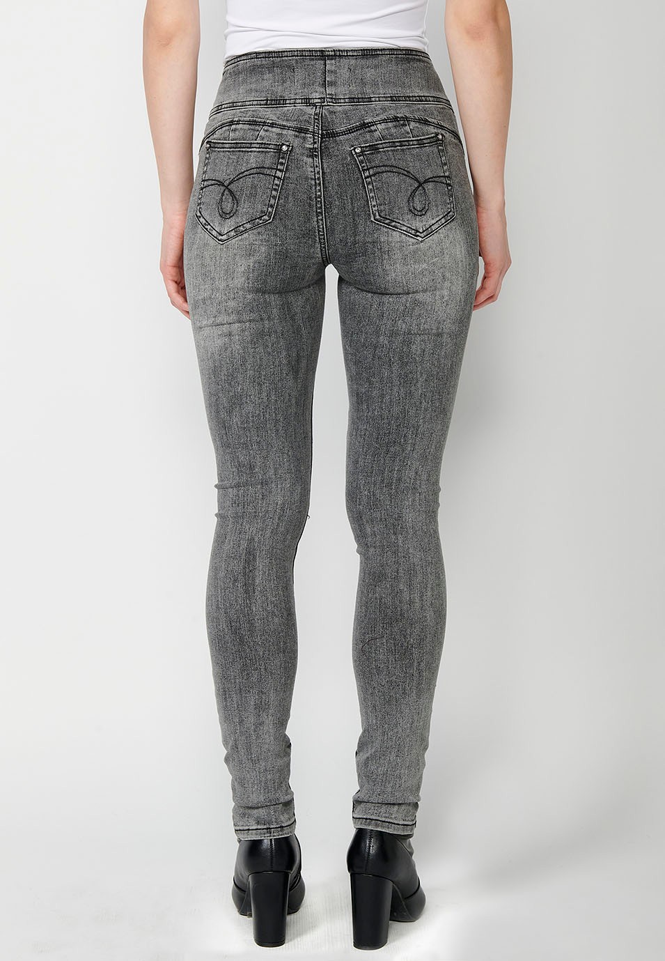 Pantalon push-up en jean coupe slim avec cinq poches et ceinture à la taille avec détails brodés et applications métalliques pour femme en gris