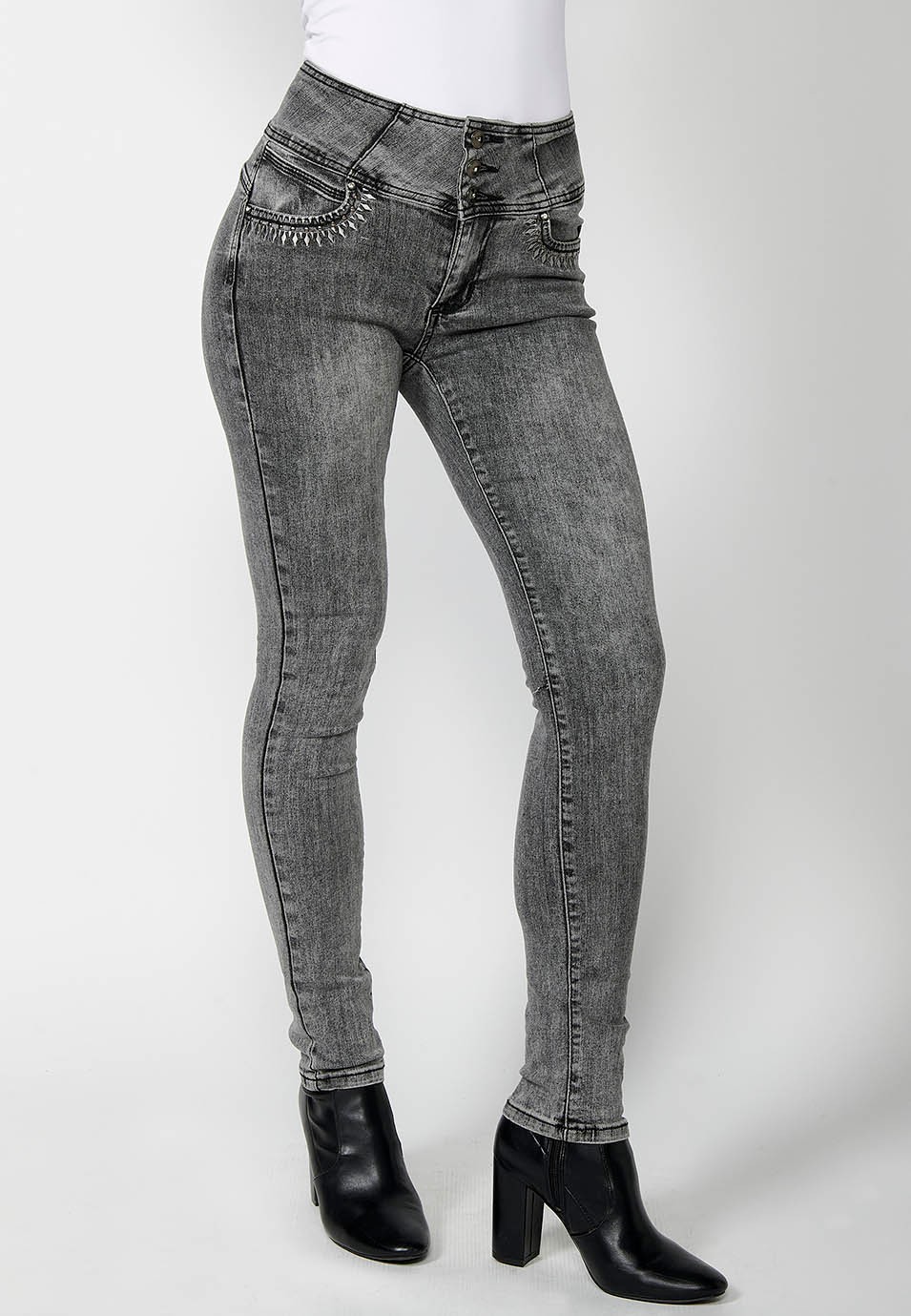 Pantalon push-up en jean coupe slim avec cinq poches et ceinture à la taille avec détails brodés et applications métalliques pour femme en gris