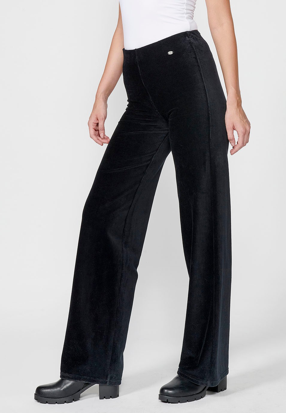 Pantalon large évasé avec taille haute caoutchoutée et tissu en velours texturé pour femme en noir