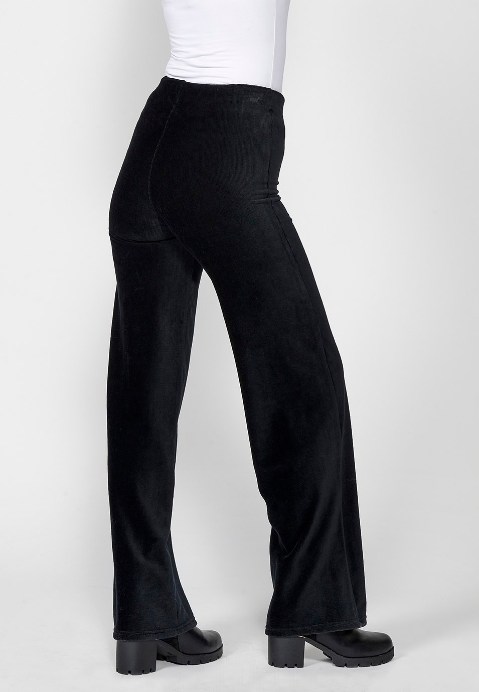 Pantalon large évasé avec taille haute caoutchoutée et tissu en velours texturé pour femme en noir