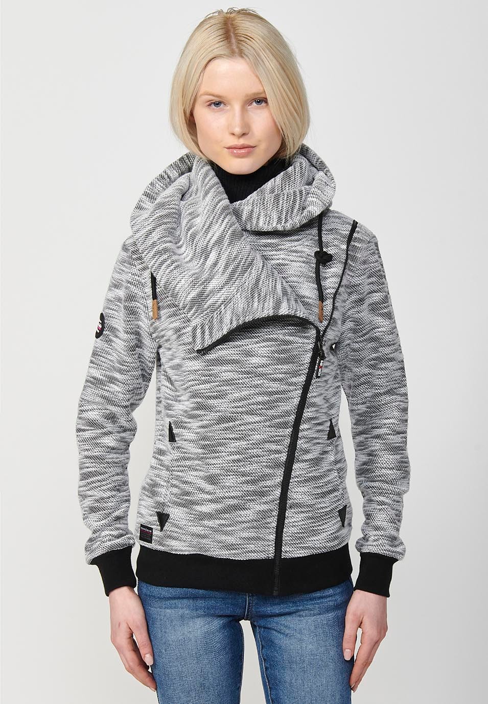 Chaqueta con capucha y tejido doble faz con exterior jaspeado e interior polar para mujer de color blanco