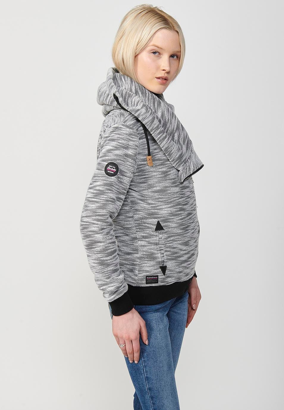 Chaqueta con capucha y tejido doble faz con exterior jaspeado e interior polar para mujer de color blanco