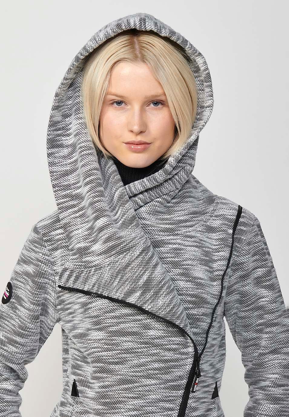 Chaqueta con capucha y tejido doble faz con exterior jaspeado e interior polar para mujer de color blanco