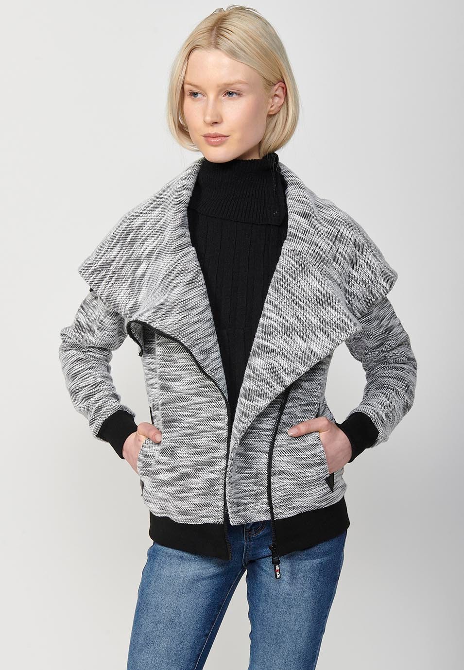 Chaqueta con capucha y tejido doble faz con exterior jaspeado e interior polar para mujer de color blanco