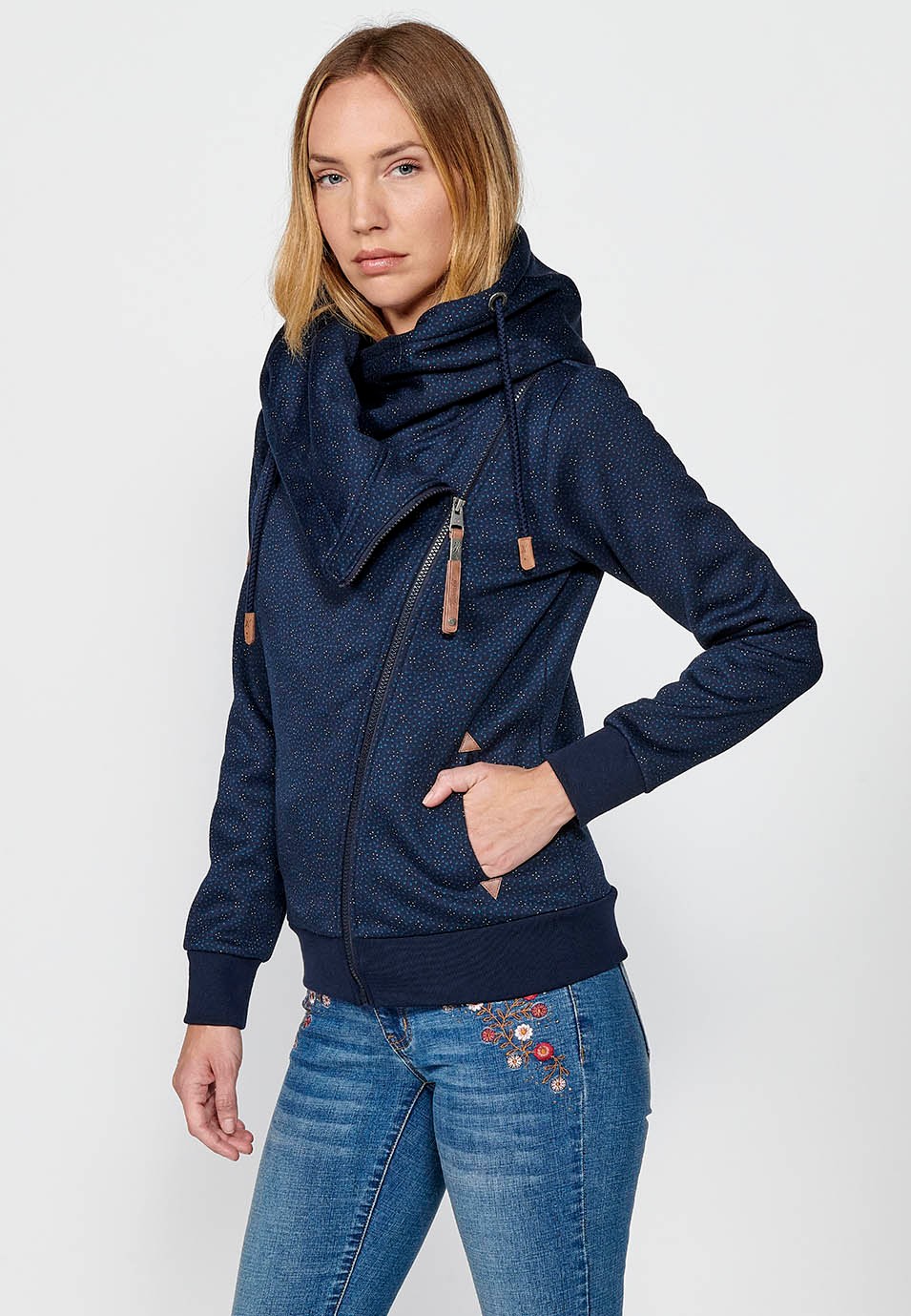 Offenes Sweatshirt mit Reißverschluss und breitem Kragen mit Kapuze und Taschen mit Blumendruck für Damen in Marineblau 7