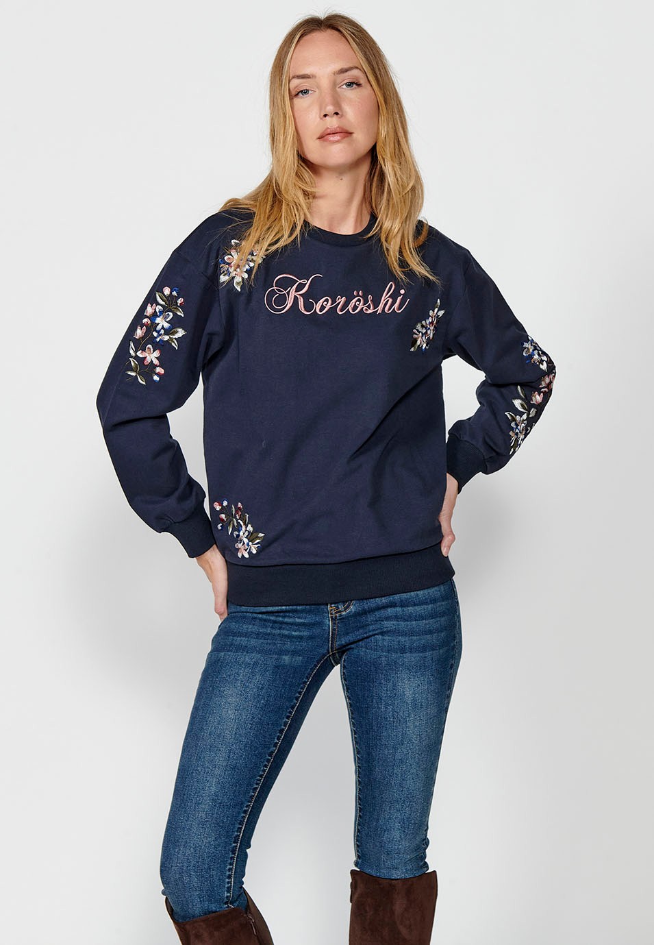 Sudadera con bordado floral y logo para mujer en color azul índigo