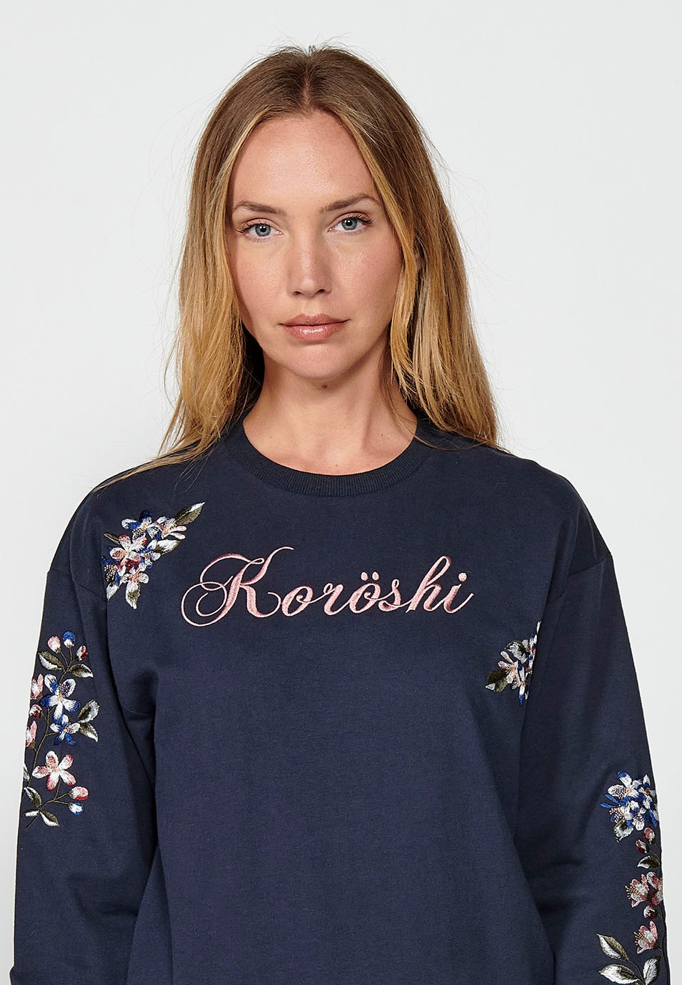 Sudadera con bordado floral y logo para mujer en color azul índigo