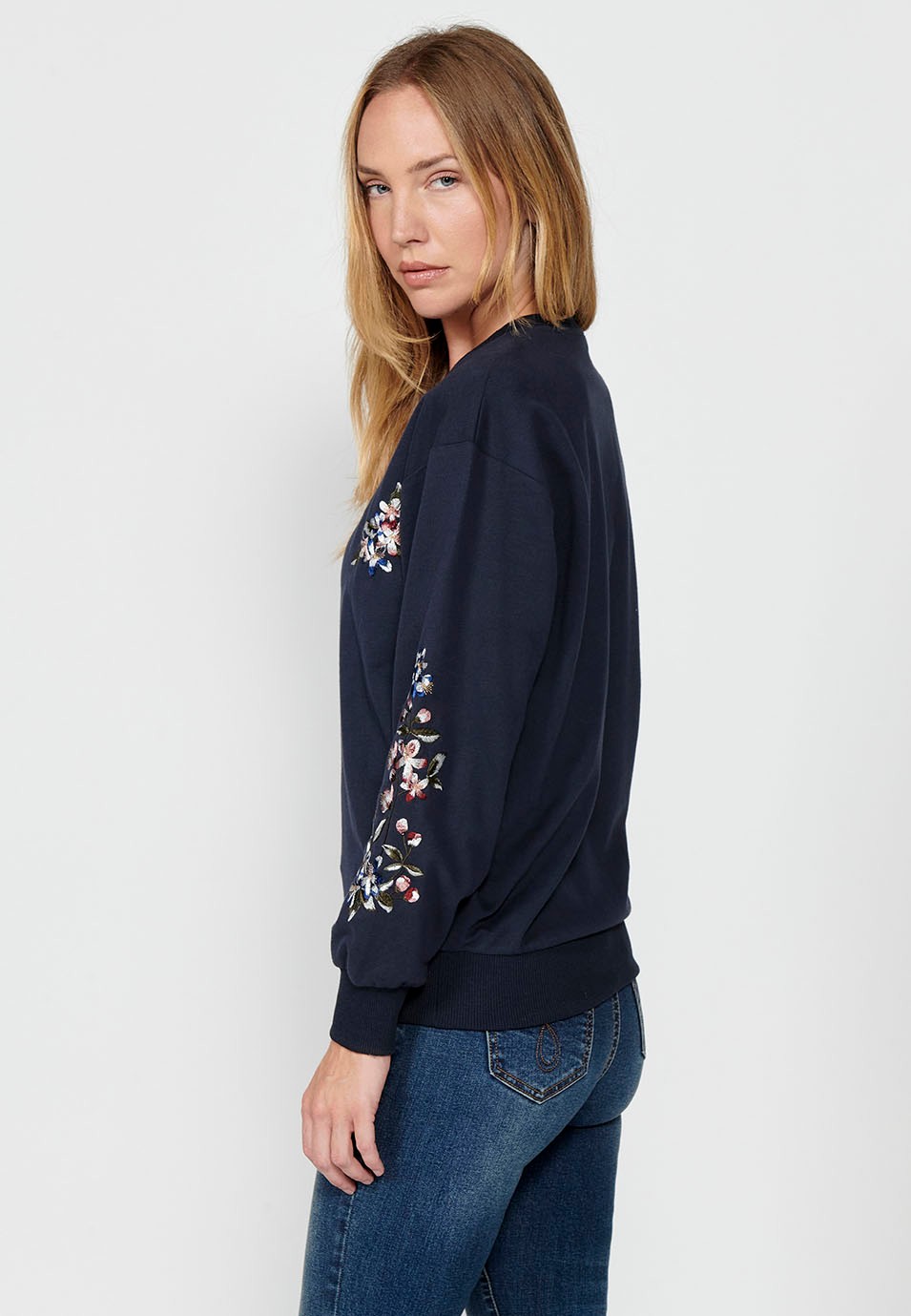 Sudadera con bordado floral y logo para mujer en color azul índigo