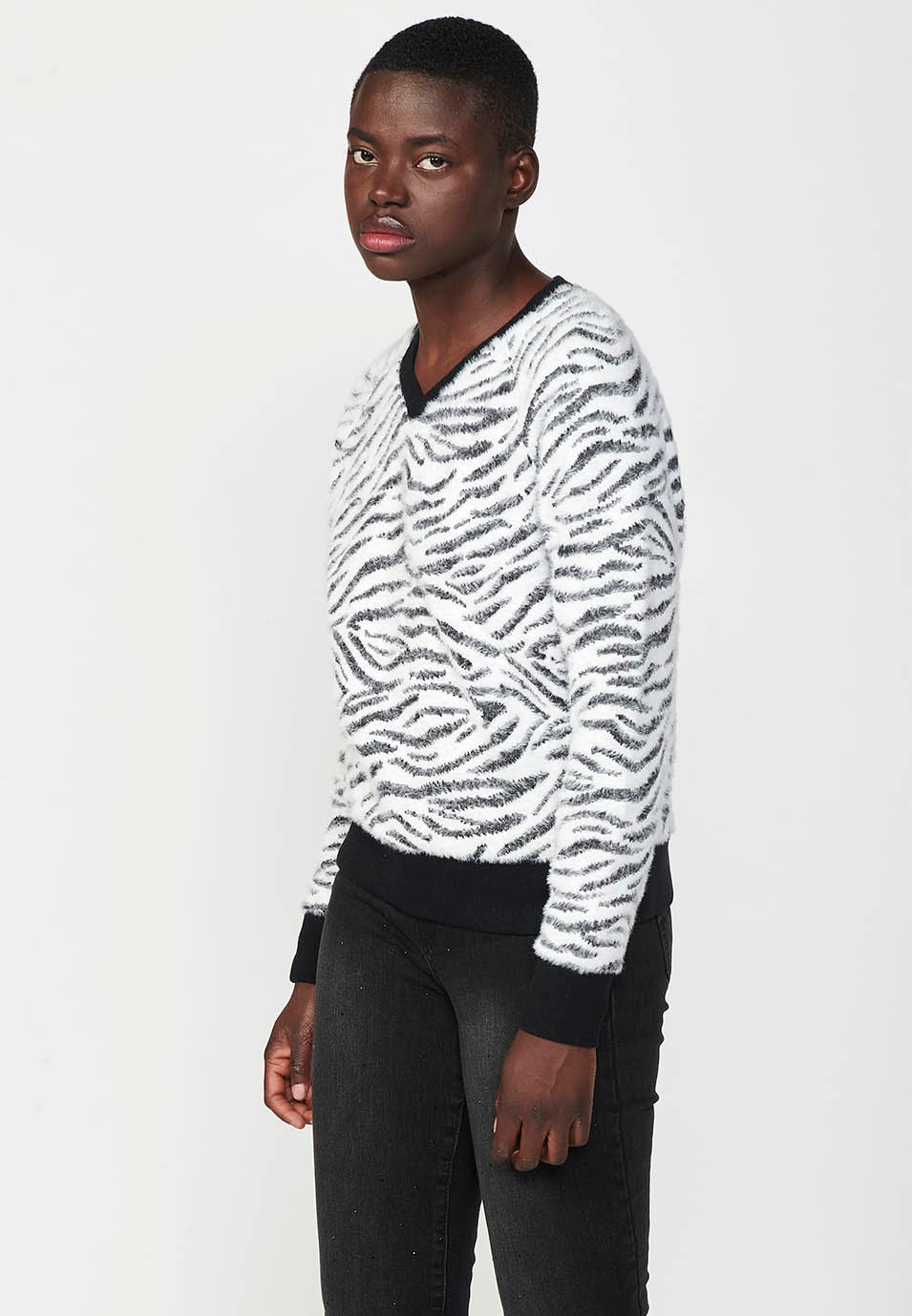 Pull en tricot à manches longues et col en V style jacquard zébré noir et blanc pour Femme