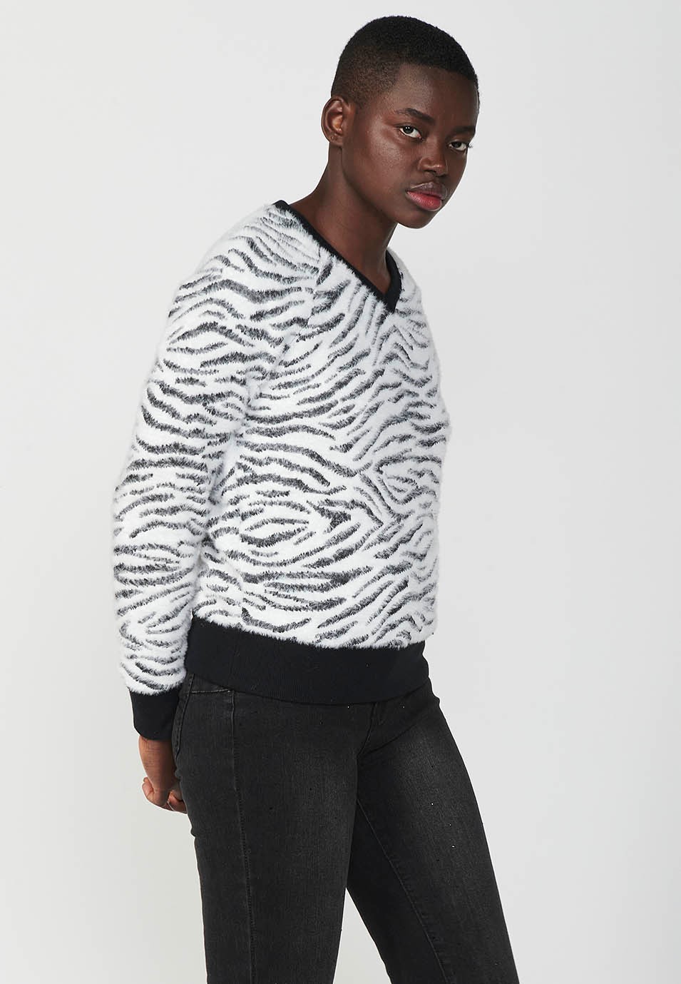 Pull en tricot à manches longues et col en V style jacquard zébré noir et blanc pour Femme