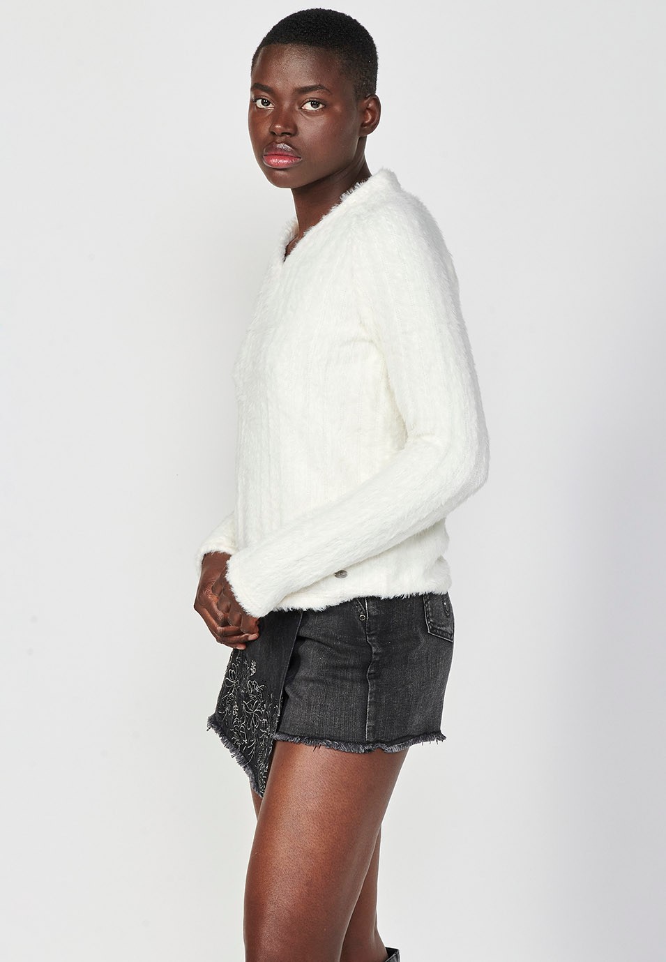 Pull en tricot à manches longues, col V et effet fourrure avec mini rayures lurex de couleur écru pour Femme