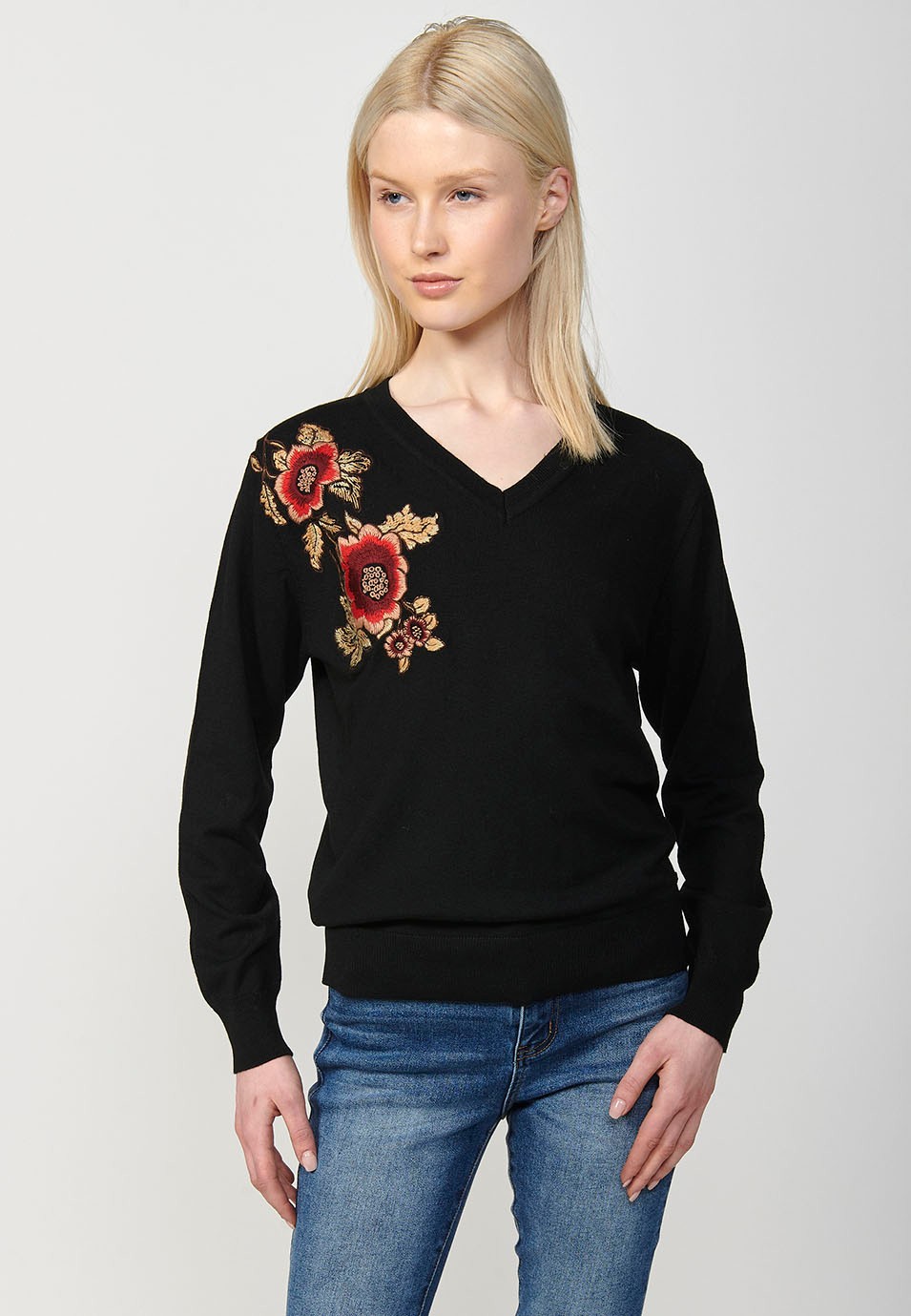 Langärmliger Pullover mit V-Ausschnitt und gestickter Blume für Damen in Schwarz