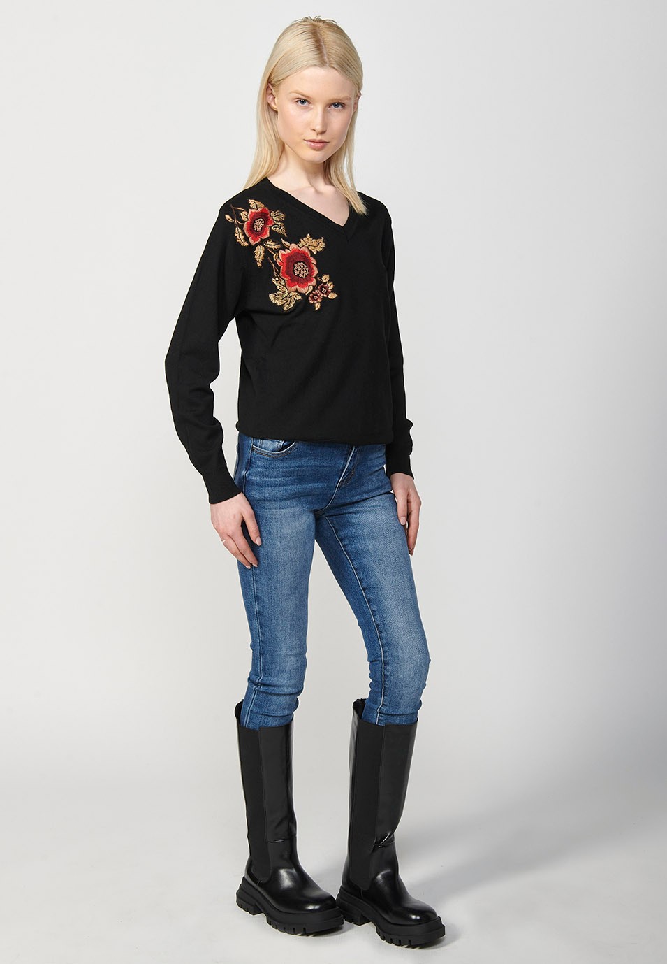 Langärmliger Pullover mit V-Ausschnitt und gestickter Blume für Damen in Schwarz