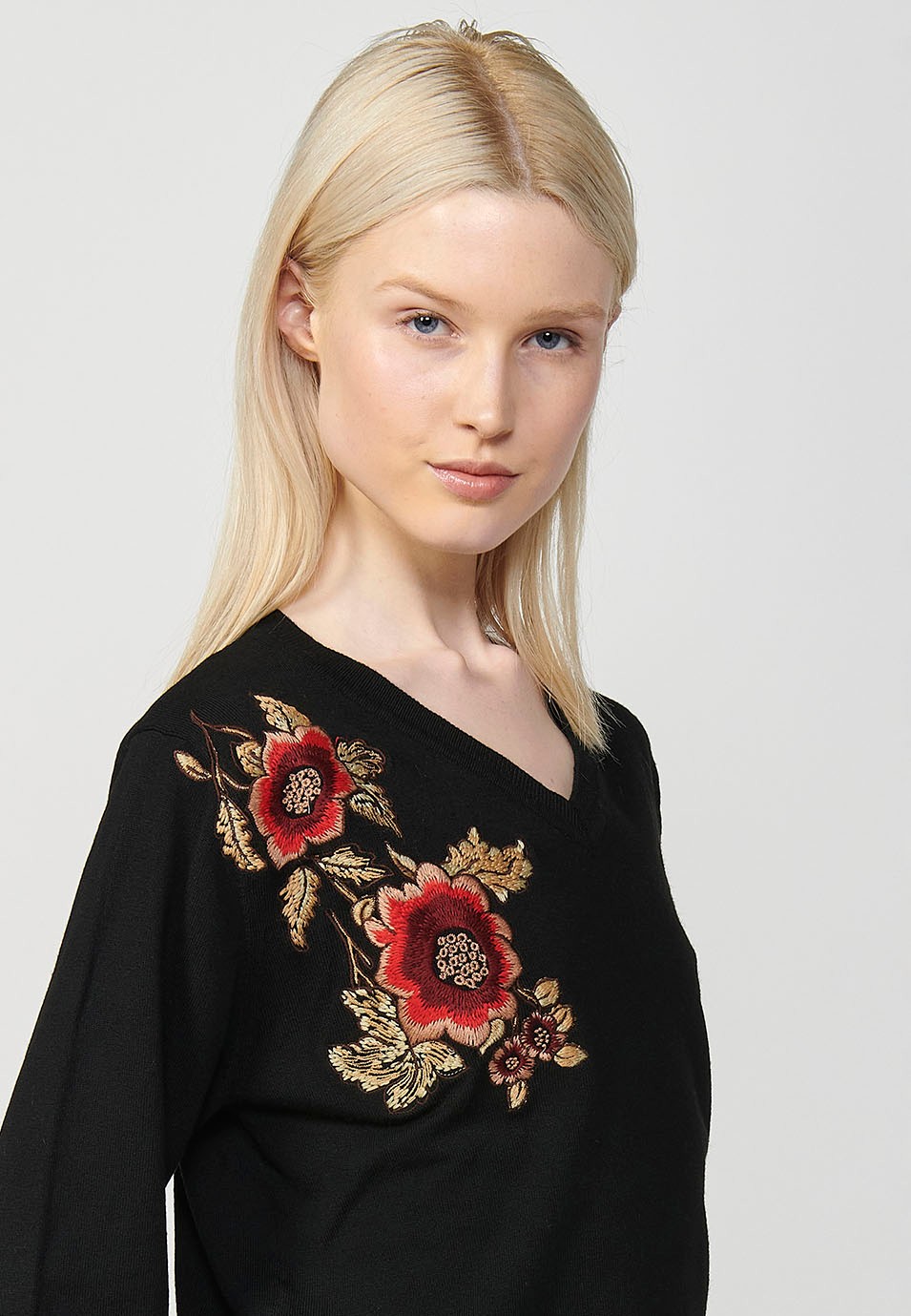 Langärmliger Pullover mit V-Ausschnitt und gestickter Blume für Damen in Schwarz