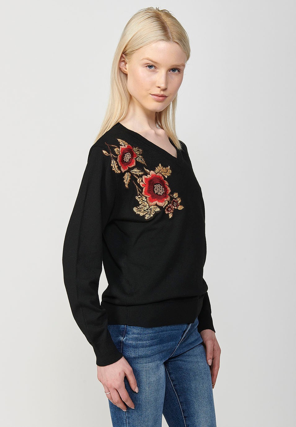 Langärmliger Pullover mit V-Ausschnitt und gestickter Blume für Damen in Schwarz