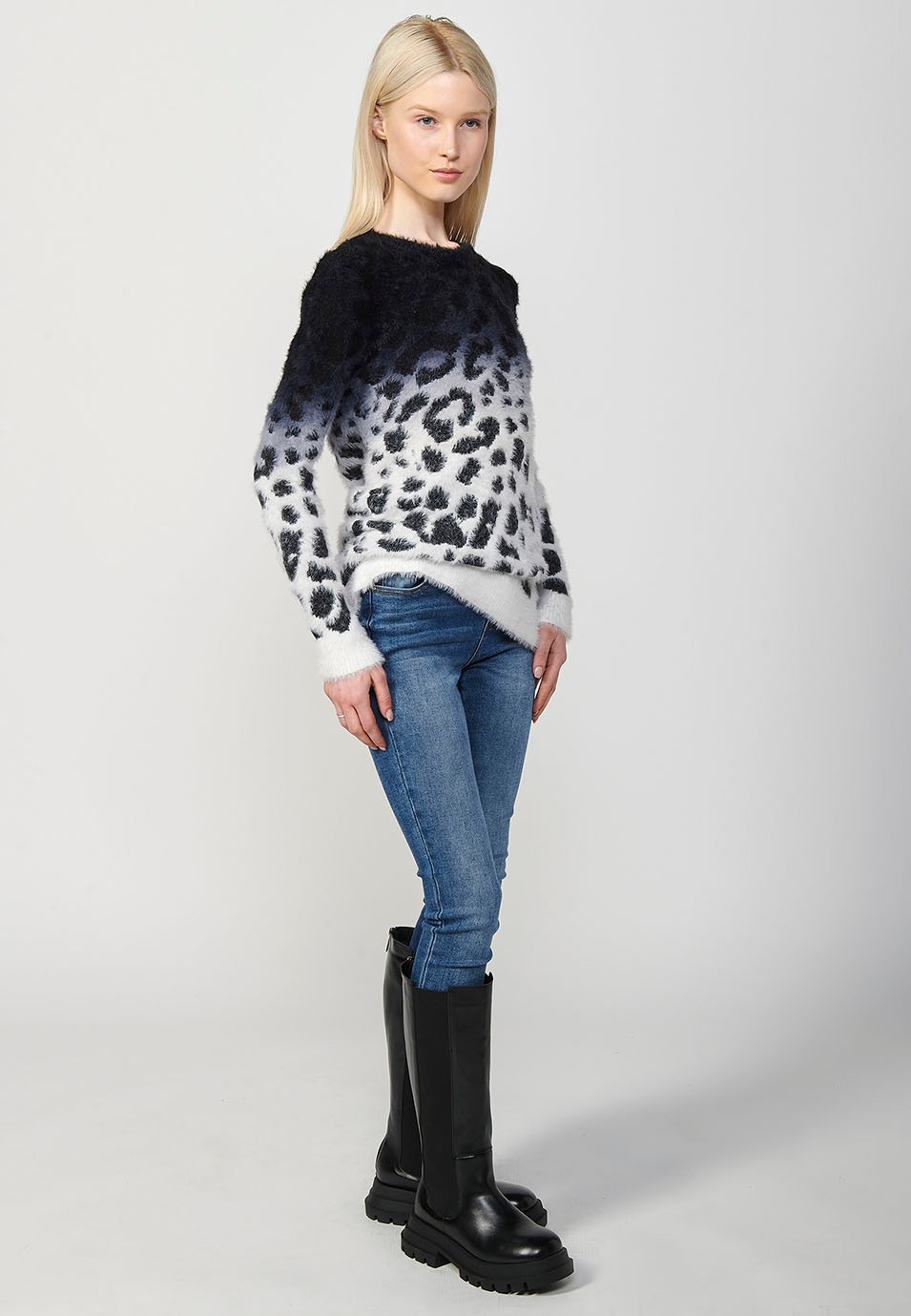 Jersey manga larga cuello redondo con jacquard de leopardo en blanco y negro con efecto degradado para mujer en color negro