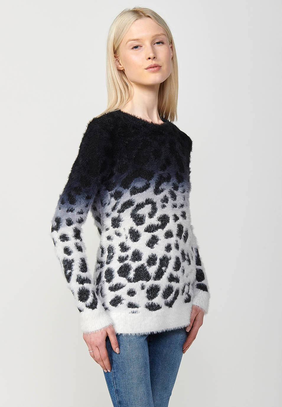 Jersey manga larga cuello redondo con jacquard de leopardo en blanco y negro con efecto degradado para mujer en color negro