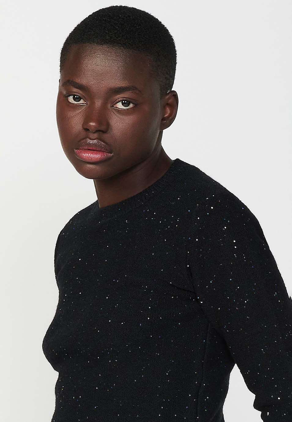 Pull col rond manches longues avec fils mouchetés de paillettes pour femme en noir