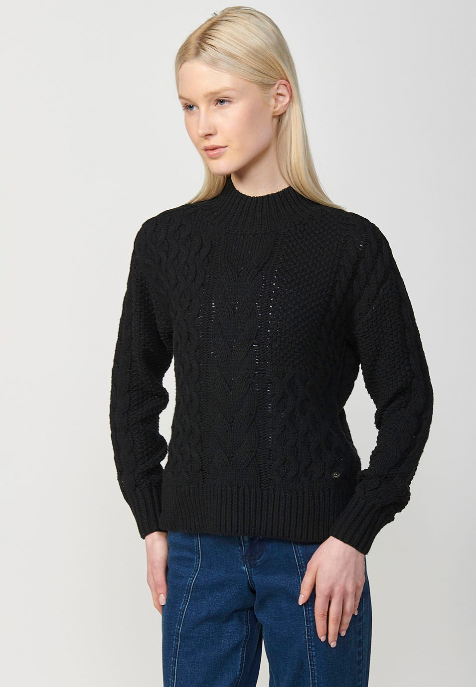 Jersey manga larga y cuello redondo con jacquard de diferentes trenzados para mujer en color negro