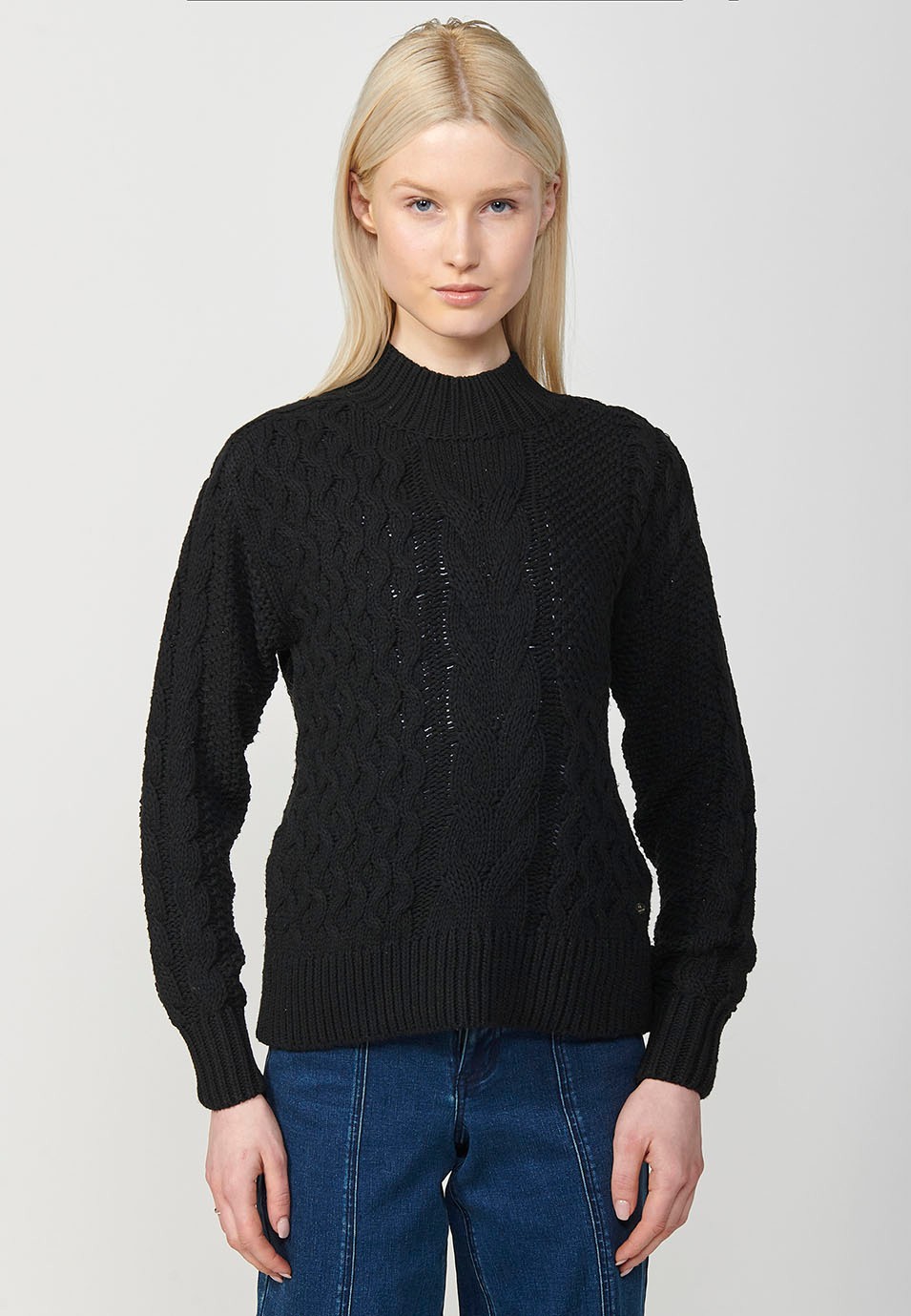 Jersey manga larga y cuello redondo con jacquard de diferentes trenzados para mujer en color negro