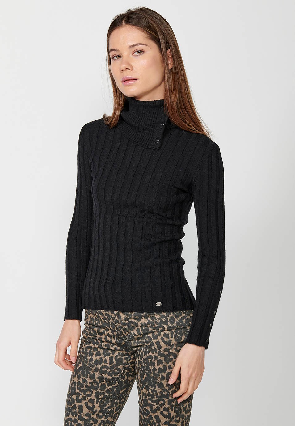 Pull femme noir à manches longues, col roulé, côtelé, détails boutons au col et aux poignets 6