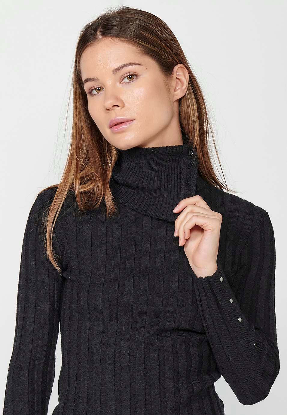 Pull femme noir à manches longues, col roulé, côtelé, détails boutons au col et aux poignets 1