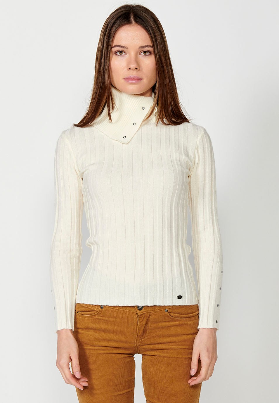 Pull femme col roulé côtelé à manches longues avec détails boutons au col et aux poignets de couleur écru 3