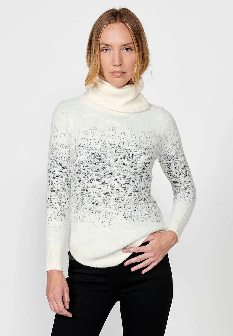 Jersey manga larga y cuello vuelto intarsia moteado irregular bicolor para mujer en color crudo