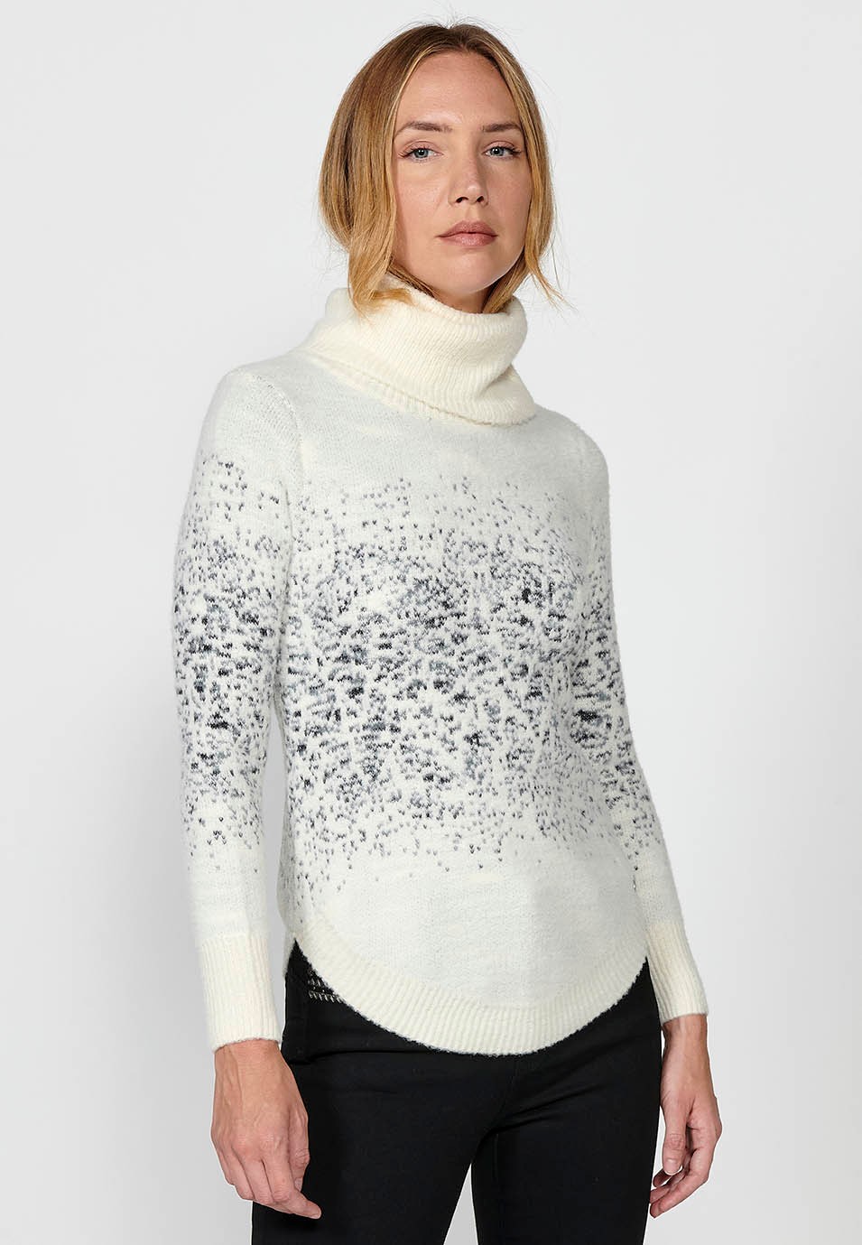 Jersey manga larga y cuello vuelto intarsia moteado irregular bicolor para mujer en color crudo