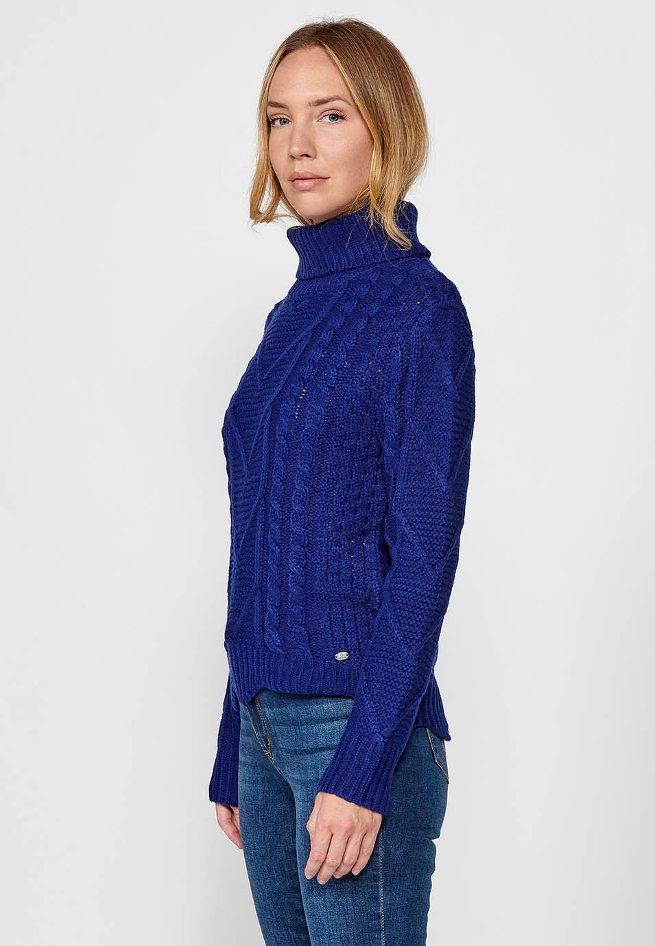 Pull bleu à manches longues en maille et côtes jacquard avec bas ondulé pour femme 1