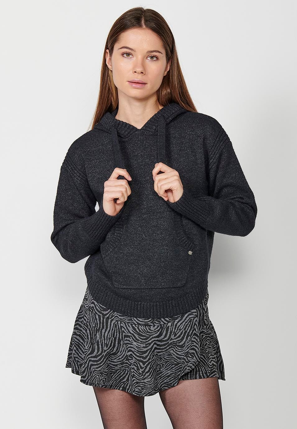 Pull kangourou à capuche et manches longues pour femme en noir