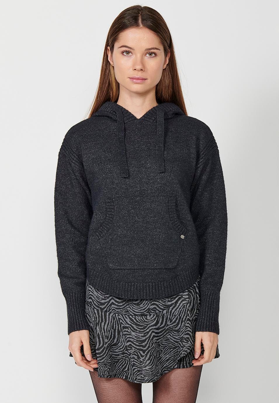 Women's long sleeve hooded sweater with kangaroo in black 2