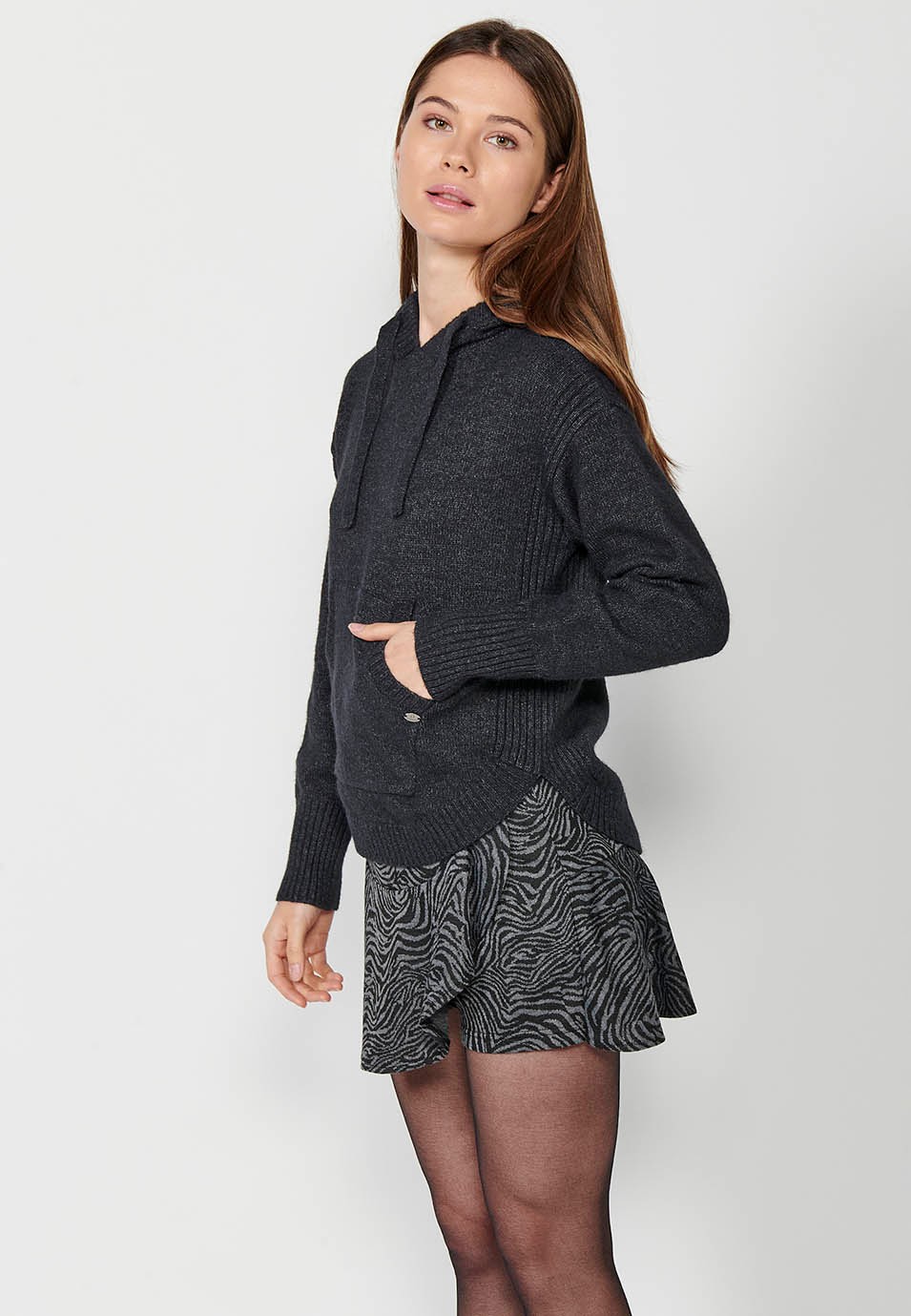 Pull kangourou à capuche et manches longues pour femme en noir 1