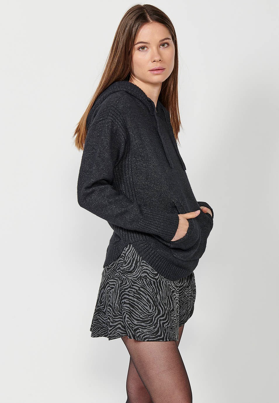 Pull kangourou à capuche et manches longues pour femme en noir 5