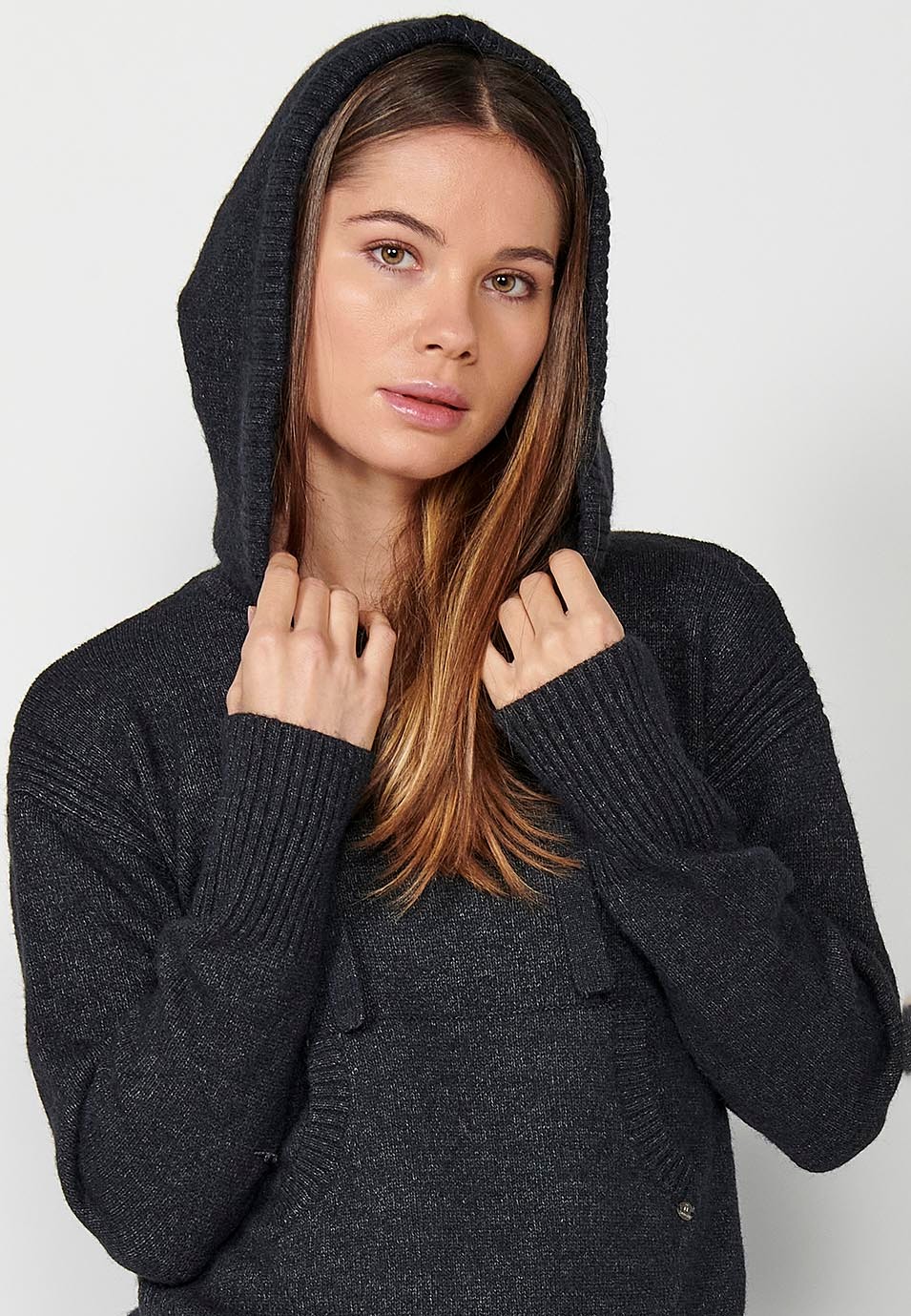 Pull kangourou à capuche et manches longues pour femme en noir 4