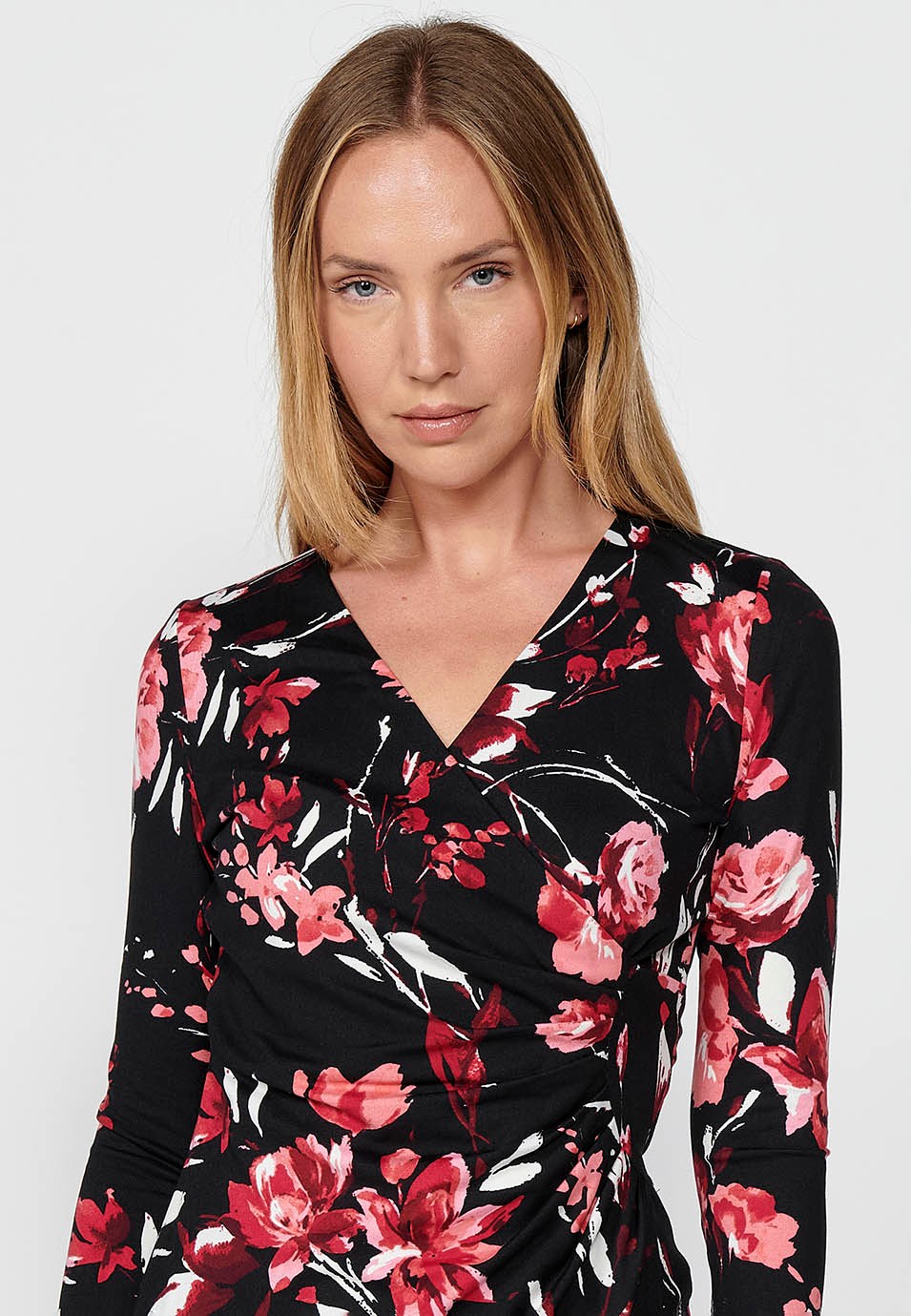 Vestido de manga larga y escote cruzado con pieza lateral y estampado floral para mujer en color negro