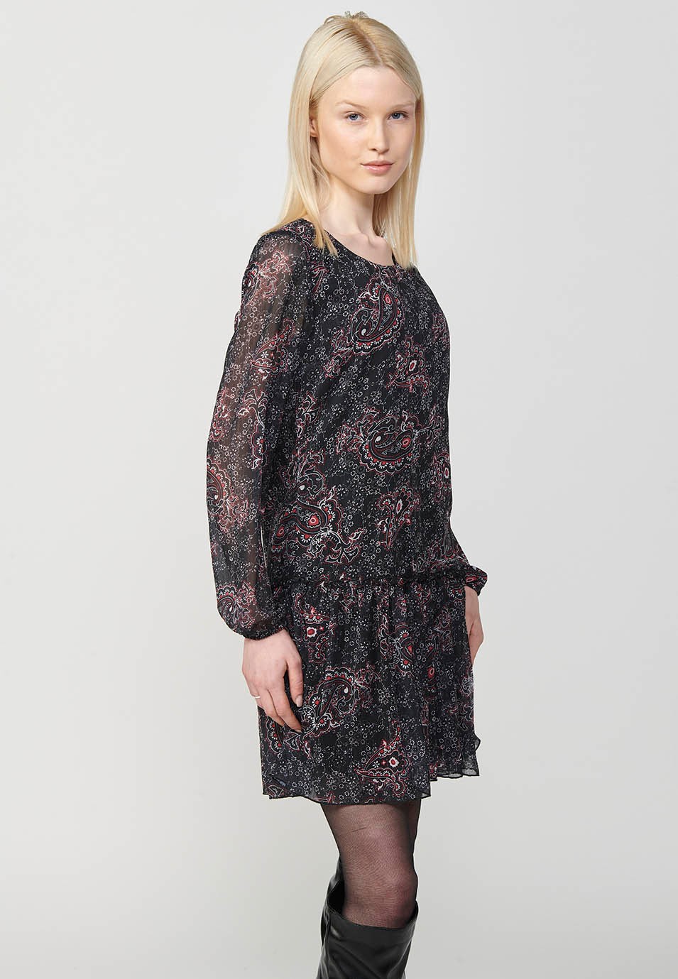 Short dress with long sleeves and round neck and cashmere print and ruffle at the bottom in black for women