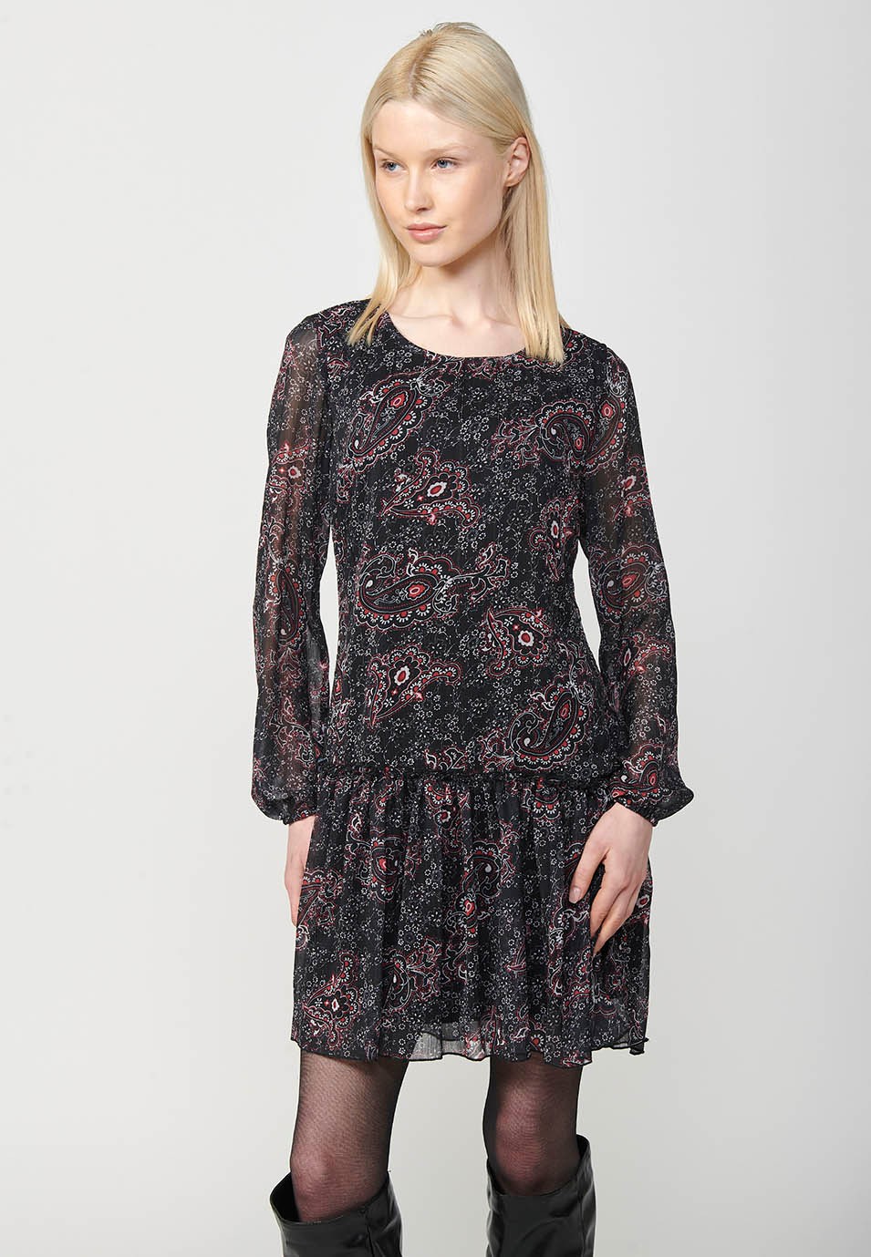 Short dress with long sleeves and round neck and cashmere print and ruffle at the bottom in black for women