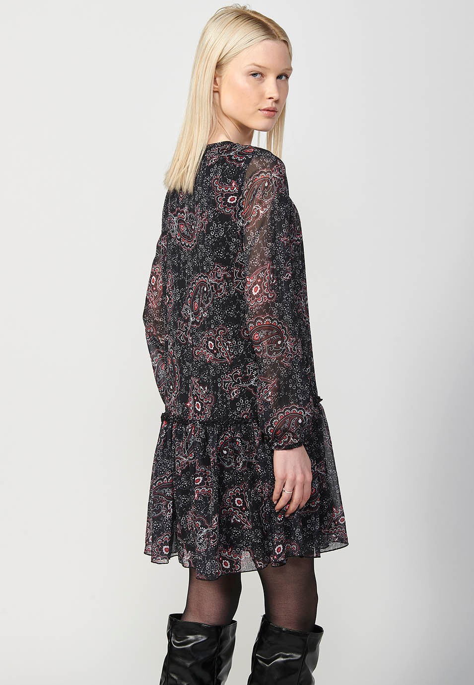 Short dress with long sleeves and round neck and cashmere print and ruffle at the bottom in black for women