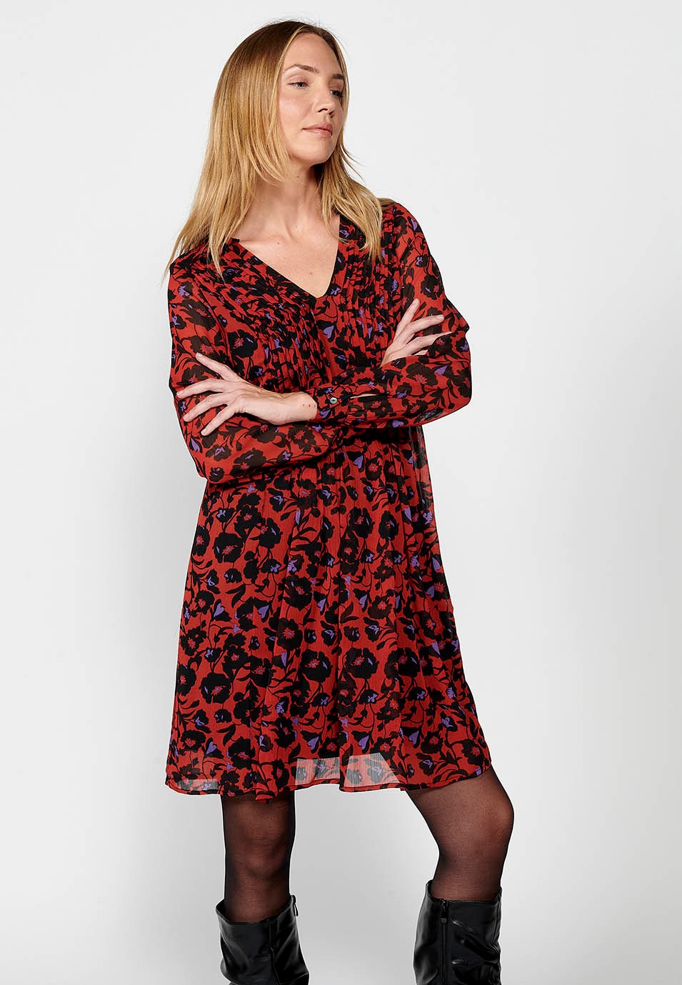 Vestido corto de manga larga y escote de pico con detalle de pliegues en la parte frontal y estampado floral para mujer en color rojo