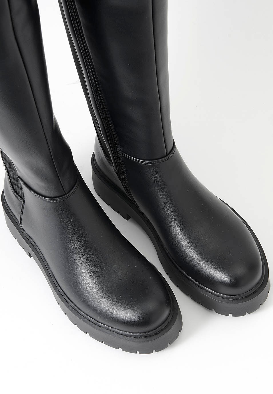 Hoher Stiefel mit flacher Sohle für Damen in Schwarz 1