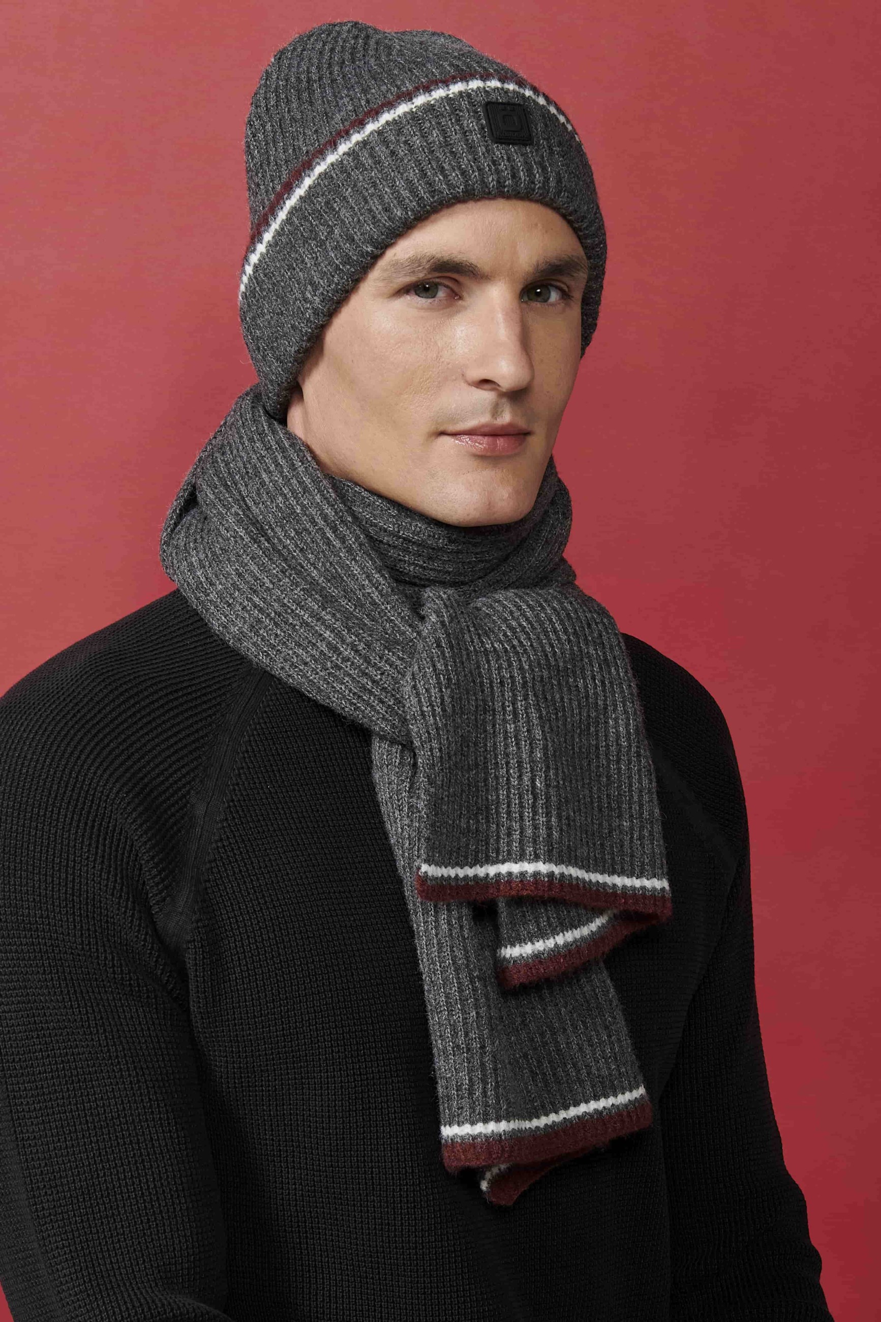 Gorro y bufanda para hombre de color gris 1