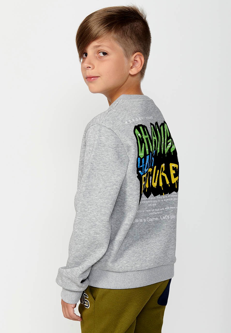 Sudadera de manga larga y cuello redondo con acabados en ribs y estampado delantero para niño de color gris