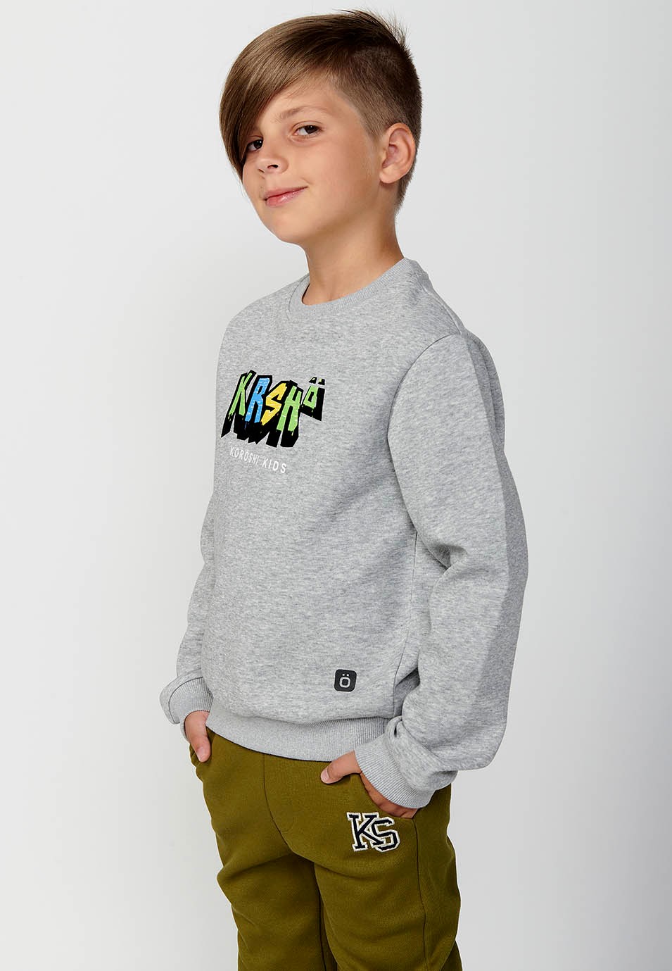 Sudadera de manga larga y cuello redondo con acabados en ribs y estampado delantero para niño de color gris